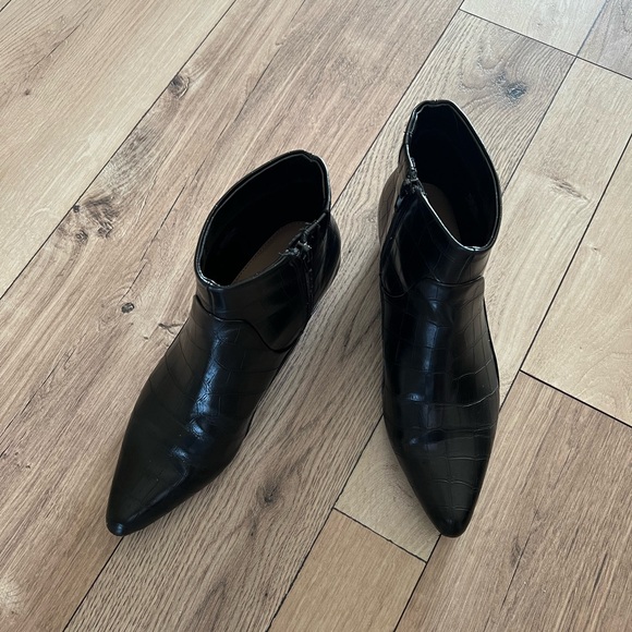 Women’s Who What Wear Black Croc-Embossed Pointed Toe Ankle Boots Size 7.5 - Picture 2 of 6